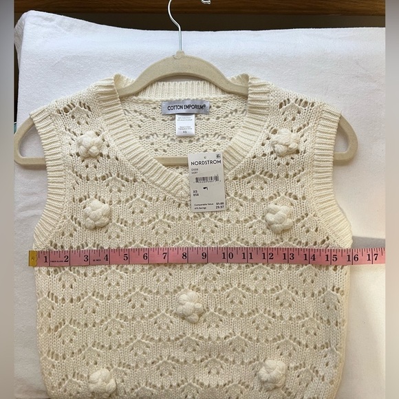 Adorable crochet vest by Cotton Emporium, cream colored, crochet flowers NWT XS - Picture 6 of 8